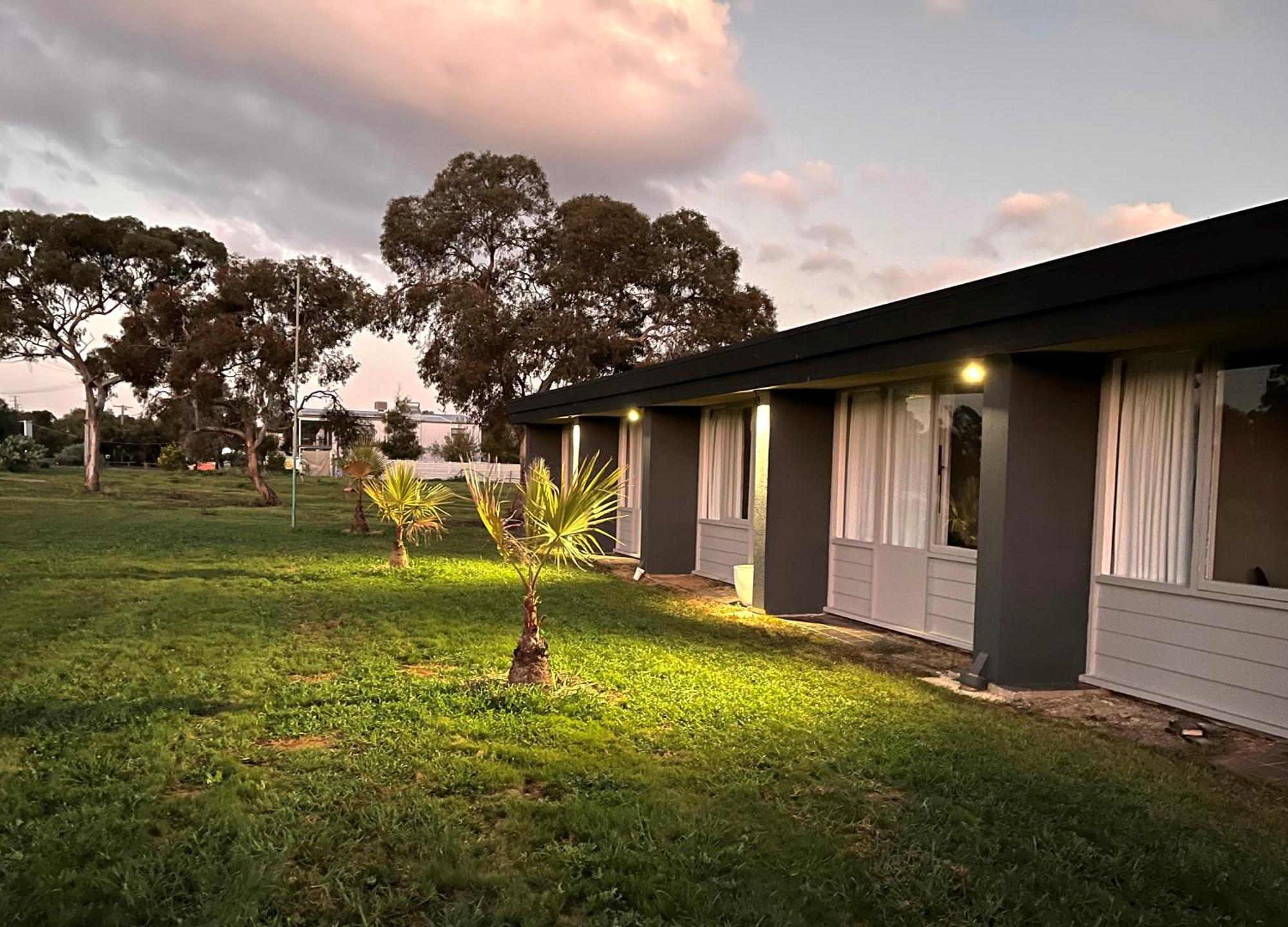 Happy Wanderer Motel Lake Boga On The Lake With Lake Views Exterior foto